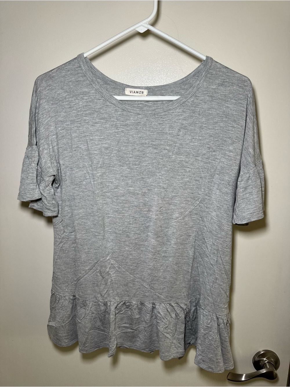Viamor Short-Sleeve Ruffle-Hem Tee in Heather Gray
